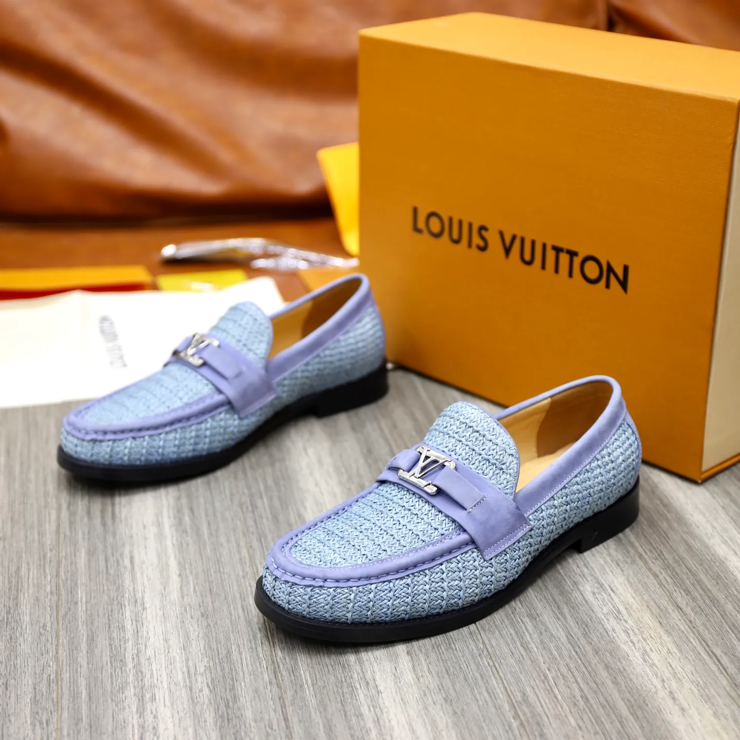 Men's shoes 💰: 💰900LV Louis Vuitton slip-on loafers, top quality products produced in Dongguan, ready for sale! This LV Glove loafer is made of selected soft cowhide, with a slightly wrinkled leather surface and a very high-end texture. Each pair is unique. The leather surface is light and soft, with a fine texture and good luster. It is a classic loafer style, with exquisite handmade mark stitching on the toe, and a square toe configuration to highlight the classic style. The horizontal band has hot-printed LV three-dimensional letters, semi-solid handcrafts and a genuine leather outsole, and a rubber patch on the heel to create wear-resistant performance and comfort. One of the must-have loafers for men! Comes with full original packaging! Code number: 38-39-40-41-42-43-44 (38, 45, 46 customized) standard leather shoe code